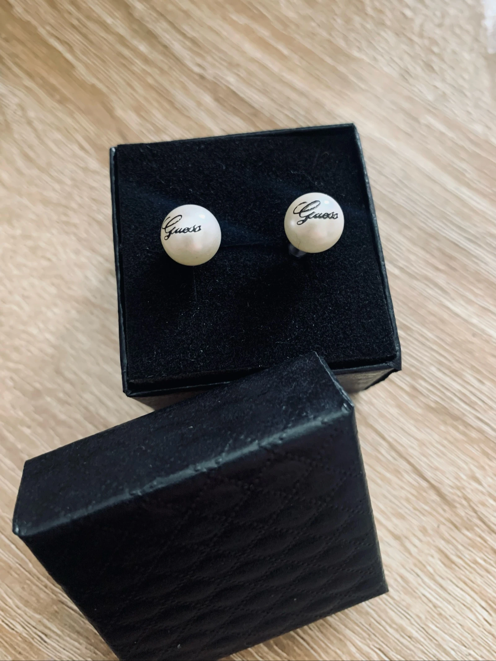 Boucles d’oreilles dans leur écrin 
